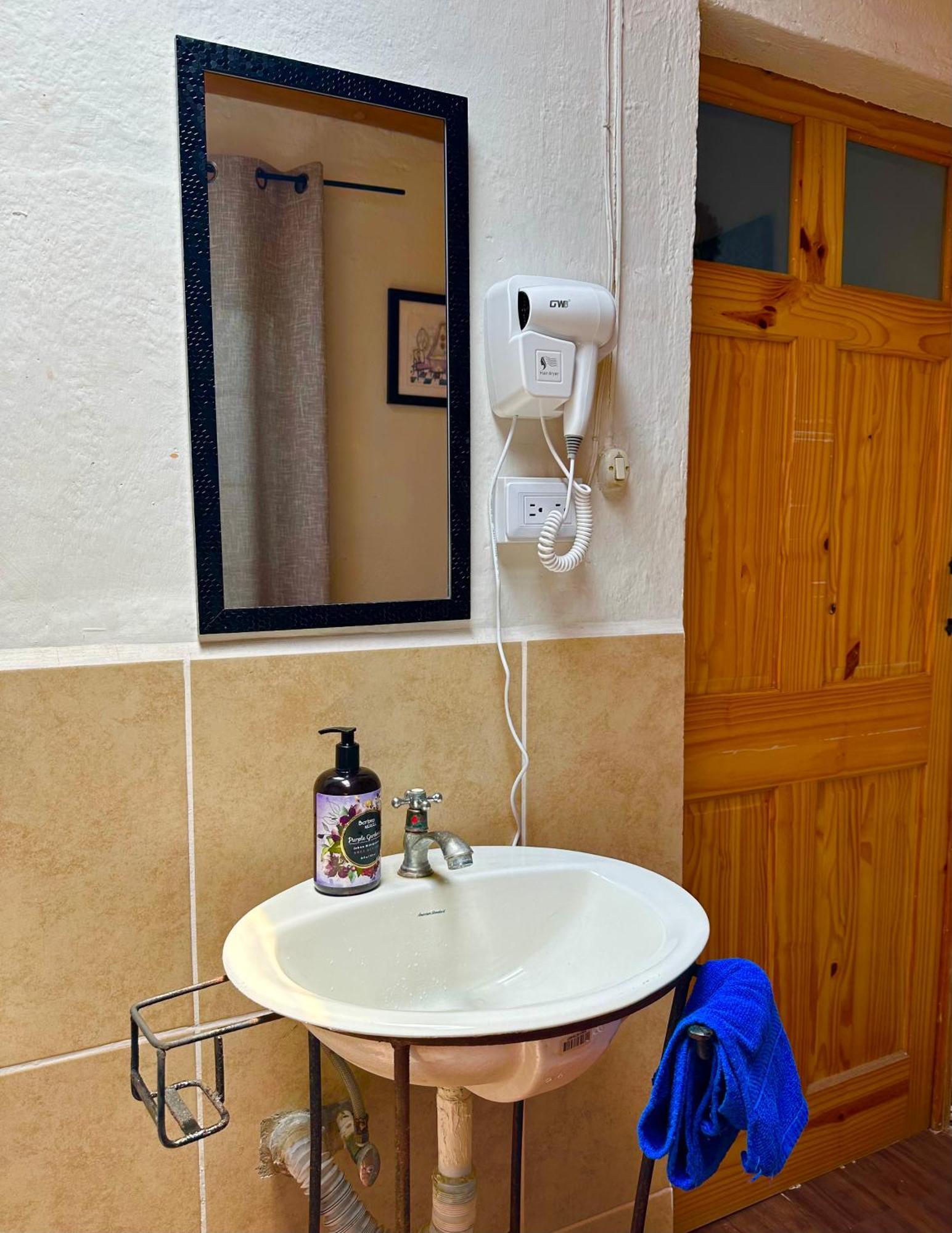 El Extranjero Hostal Antigua Εξωτερικό φωτογραφία